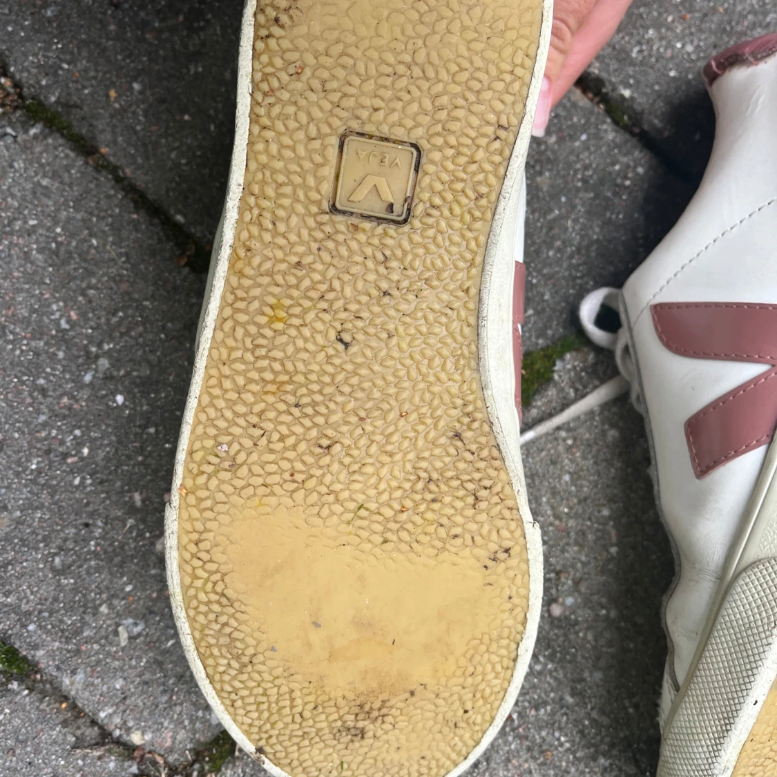 Vita Veja sneakers med rosa detaljer - 2