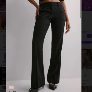 Nelly kostymbyxor - Säljer dessa lowwaist bootcut kostymbyxor från Nelly. Storlek 34. Fåtal gånger använda 🩷