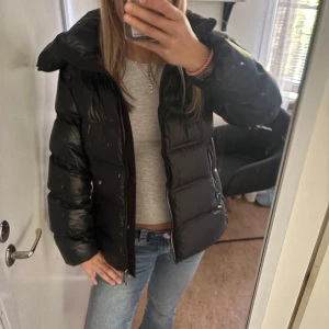 Svart pufferjacka från Massimo Dutti - Säljer en svart pufferjacka från Massimo Dutti med glansig finish och hög krage. Jackan har haft ett litet hål men det är lagat och syns knappt❤️skriv gärna vid frågor, och priset kan diskuteras.