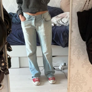  ljusblå jeans 34/34 - jeans i ljusblå tvätt med raka ben och knäppning med knappar. Jeansen har fem fickor, snygga kontrastsömmar och är tillverkade i bomull. 