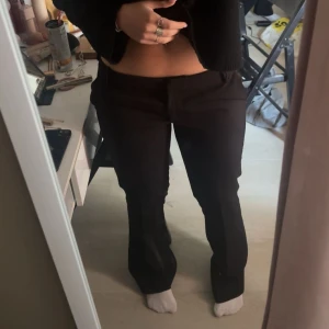 Svarta kostymbyxor  - Nästintill nya kostymbyxor! Bara använd 2 gånger. Ja är 163 lång och dem passar mig bra i längden