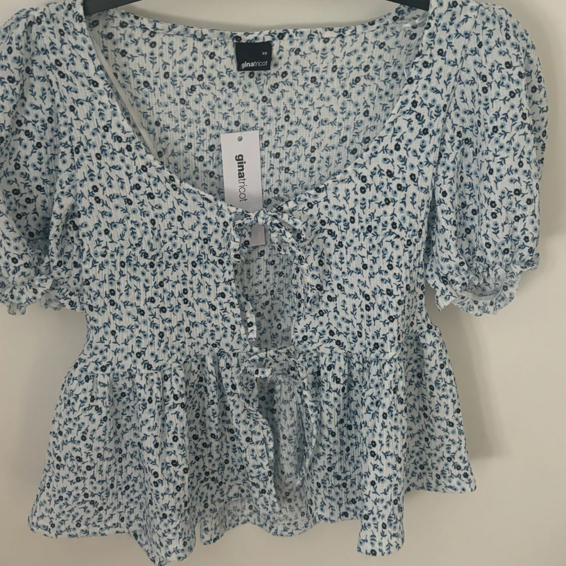 Blommig blus med puffärm Gina Tricot - 1