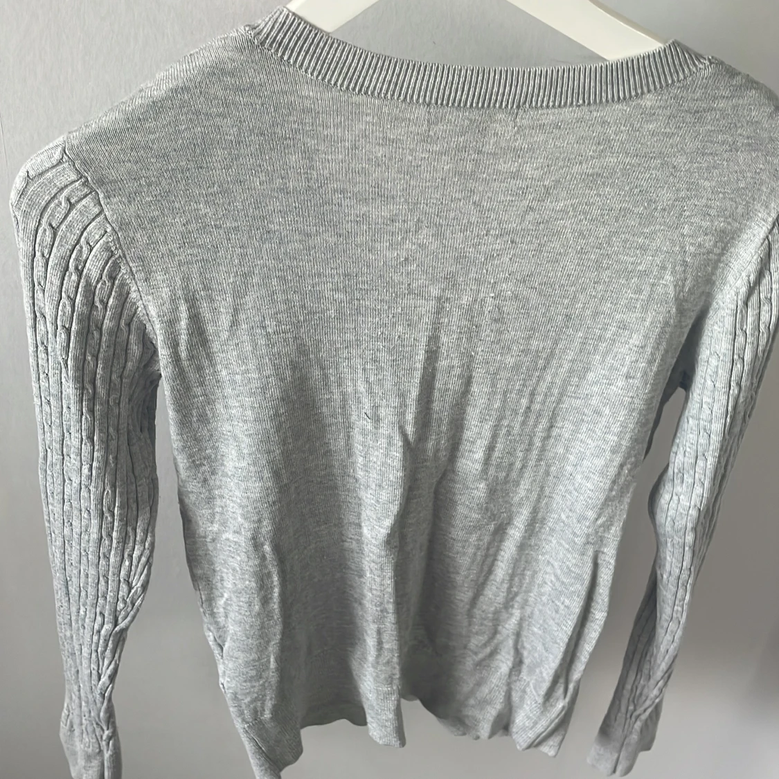 Grå kabelstickad v-ringad tröja H&M XS - 1