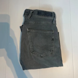 Replay anbass jeans  - Replay anbass jesns | storlek 29/32 | skick 10/10 | fraktar via PostNord eller Instabox på köparens bekostnad | hör av dig vid funderingar 