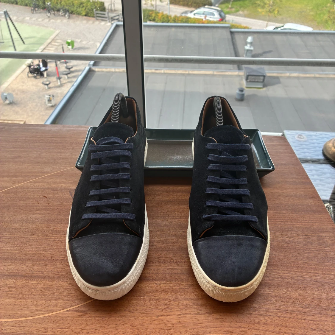 Human Scales Mockaskor  - 2