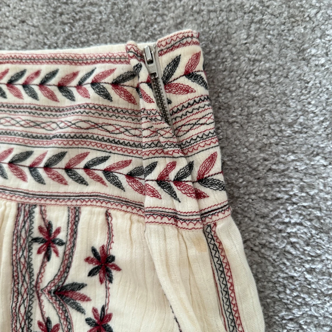 Broderad kortkjol i bomull - 3