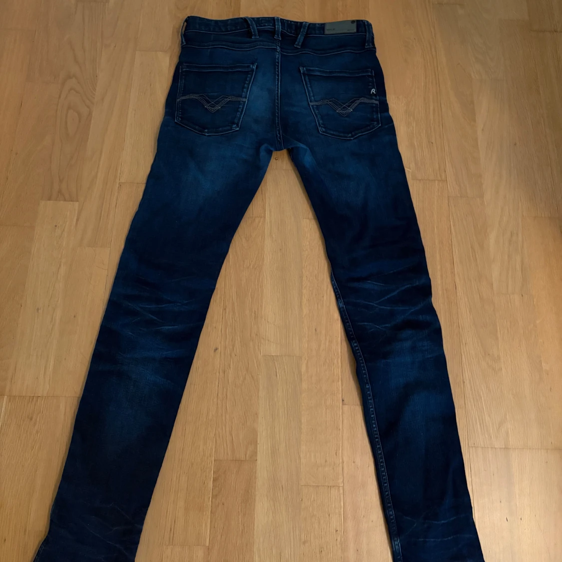 Mörkblåa Replay Anbass Jeans - 2