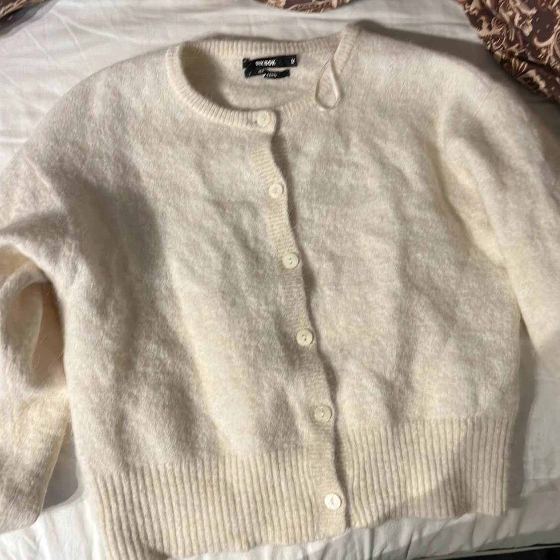 Krämvit kofta i alpackablandning BikBok - 1