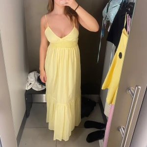 Ljusgul långklänning med smala axelband - Jättefin långklänning