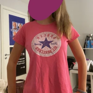 Rosa tshirt - Jätte cool tshirt med en skit snygg rosa färg!! Storlek L men passar M 