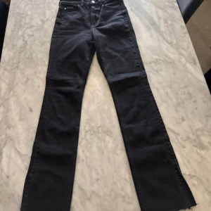 Svarta bootcut jeans  - Svarta jeans ifrån H&M i jättefint skick. Storlek xxs. 🌸