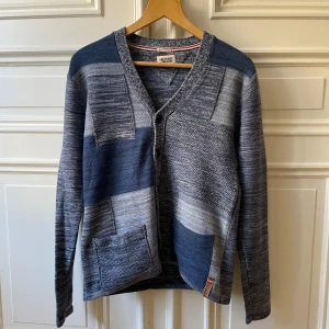 Tommy hilfiger Cardigan - Säljer en galet skön patchwork cardigan från Tommy hilfiger, den är knappt använd, hör av er vid frågor!