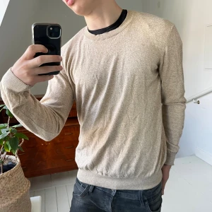 Oscar Jacobson tröja L - Oscar Jacobson tröja L, inga defekter. Modellen är 180,75 kg. Kom med frågor, otrolig passform! 