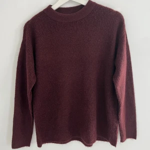 Stickad tröja - Superfin, mysig och trendig vinröd stickad tröja av skönt kvalitet med en lite oversize passform! Oanvänd. Perfekt nu inför hösten och vintern 🩷