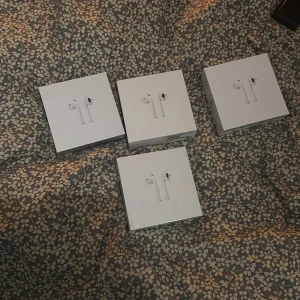 Apple AirPods (2nd generation) - Säljer ett par AirPods för 699 2 par är1200 man får med laddare och allt som man behöver 