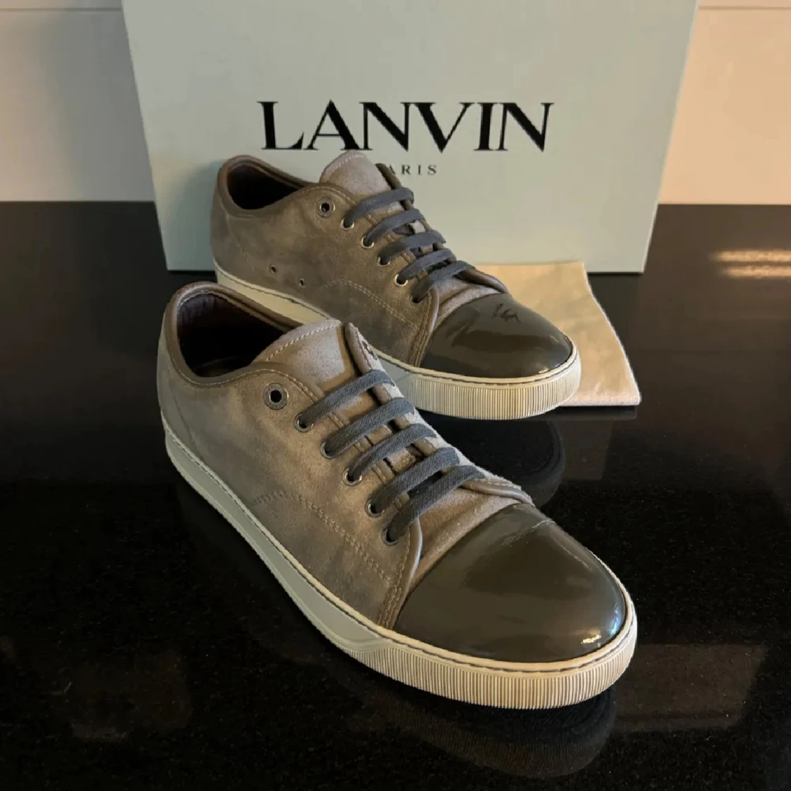 Grå sneakers från Lanvin med lackad tå - 1