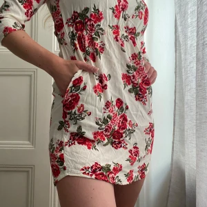 Blommig klänning med fickor - Blommig klänning från HM med fickor, är lite skrynklig men det går att stryka. Okej skick, har inte använts s många gånger.