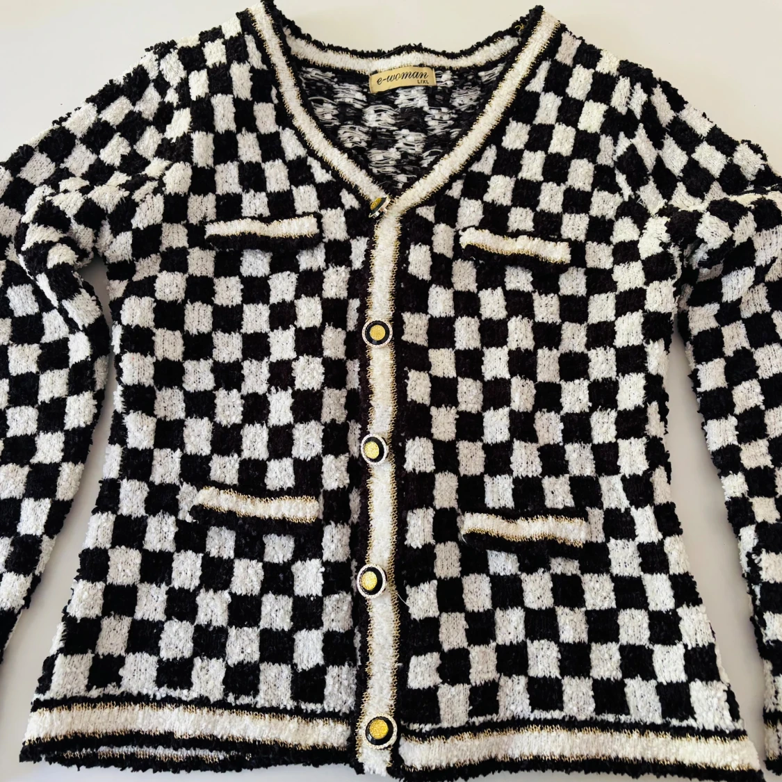 Rutig kofta i svart och vitt från e-woman