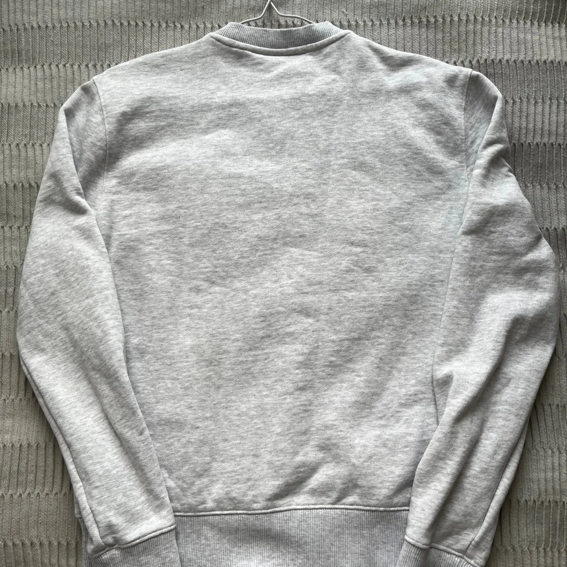 Grå sweatshirt Axel Arigato med patchar - 2