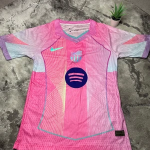FC Barcelona x Nike Jersey  - FC BARCELONA X NIKE jersey Storlek: S Skick: 9,5/10 Pris: 350kr Frakt:Meetup eller levereras inom 3-4 dagar Färg: Rosa