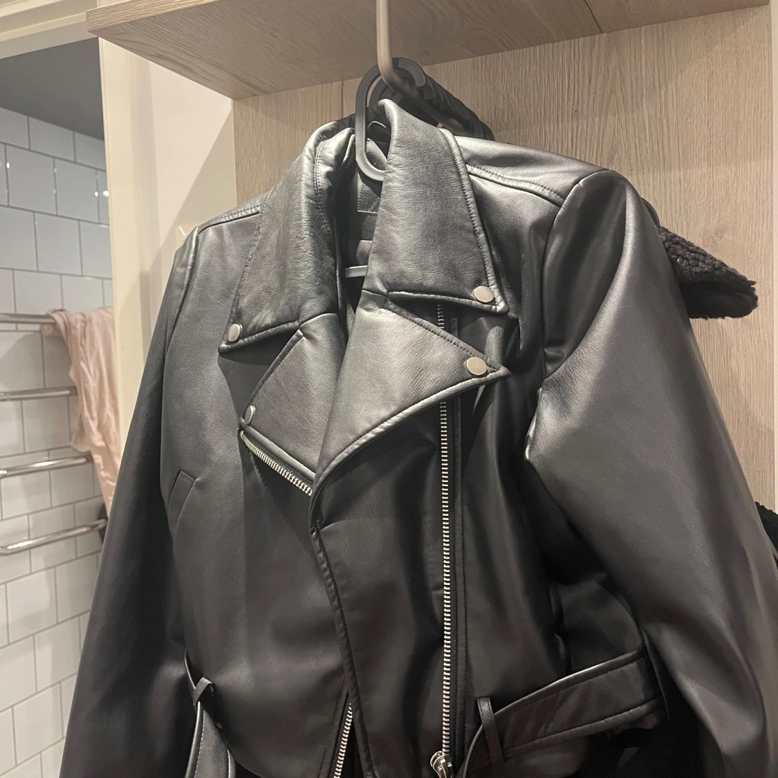 Svart jackpaket med biker- och kavajstil - 1