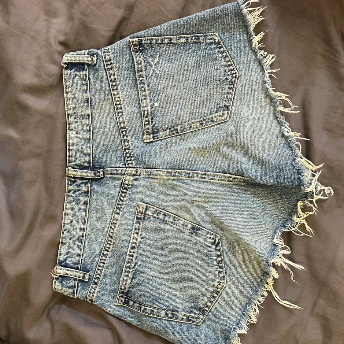 Blå mid-midjade  jeansshorts med fransar - 1