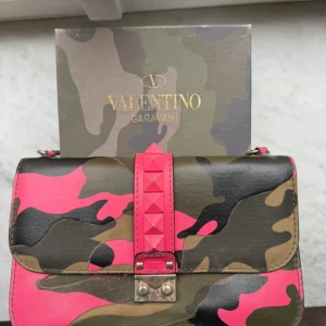 Valentino Garavani camo väska  - Valentino väska i camouflage väska