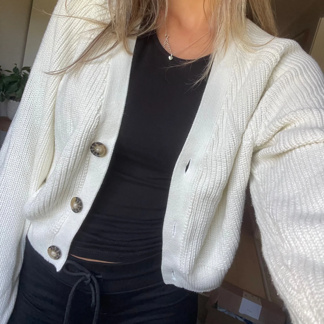 Vit stickad kofta med knappar - 2