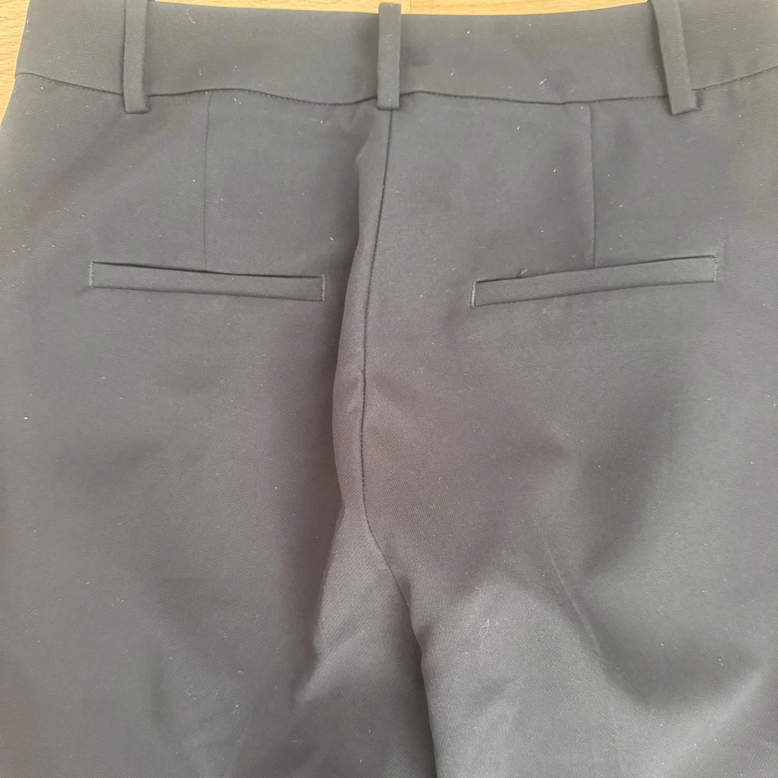 Svarta kostymbyxor från BikBok, stl 38 - 4