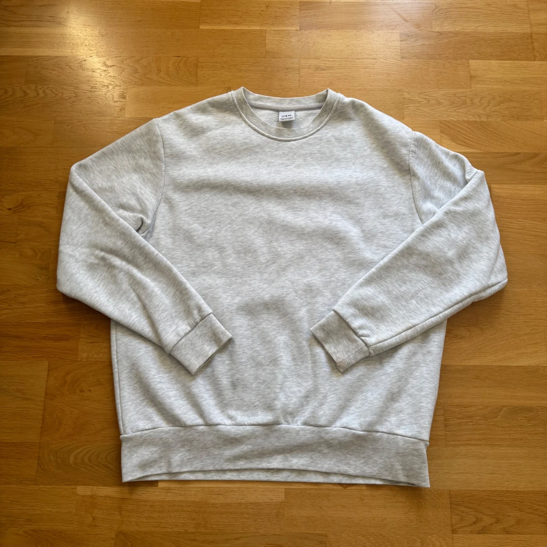 Ljusgrå sweatshirt från Zara