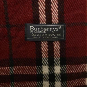 Rutig vinröd halsduk från Burberry - Hej så jag säljer sig min vintage burberrys scarf från burberry. Jag säljer den då jag ångrade stort mitt köp på denna färg. Perfekt skick, inga defekter. Priset kan diskuteras