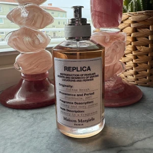 Maison Margiela Replica Coffee Break - Maison Margiela Replica Coffee Break – inspirerad av Stockholm 2007. Beskrivs som creamy and cozy coffee, perfekt för dig som vill ha en unik och minnesvärd doftupplevelse. 100ml, ny