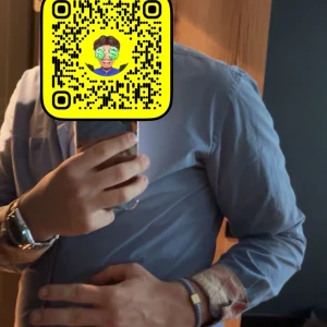 Blå Burberry Brit skjorta i bomull - Säljer en klassisk blå skjorta från Burberry Brit i 100% bomull. Skjortan har långa ärmar, knappar framtill och den ikoniska Burberry-rutiga detaljen på insidan av kragen. Perfekt för dig som gillar stilrena och tidlösa plagg.