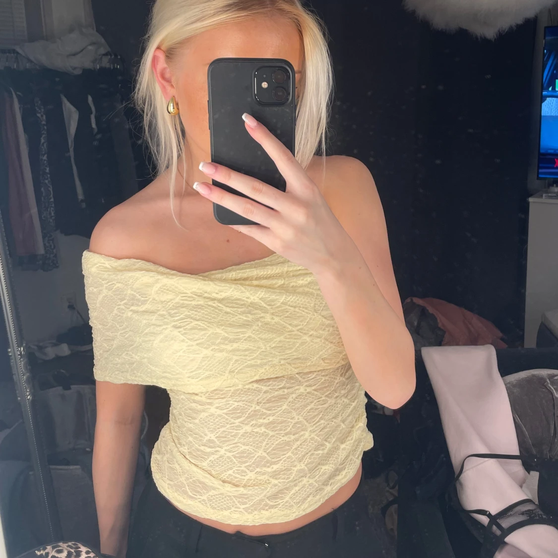 Gul spetsig offshoulder tubtopp