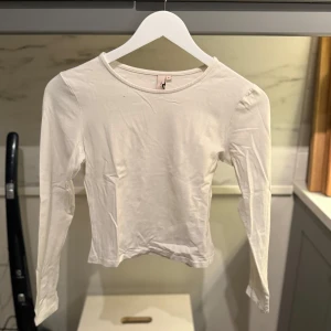 Vit  topp från Nelly.com - En enkel och stilren vit långärmad topp från Nelly.com. 