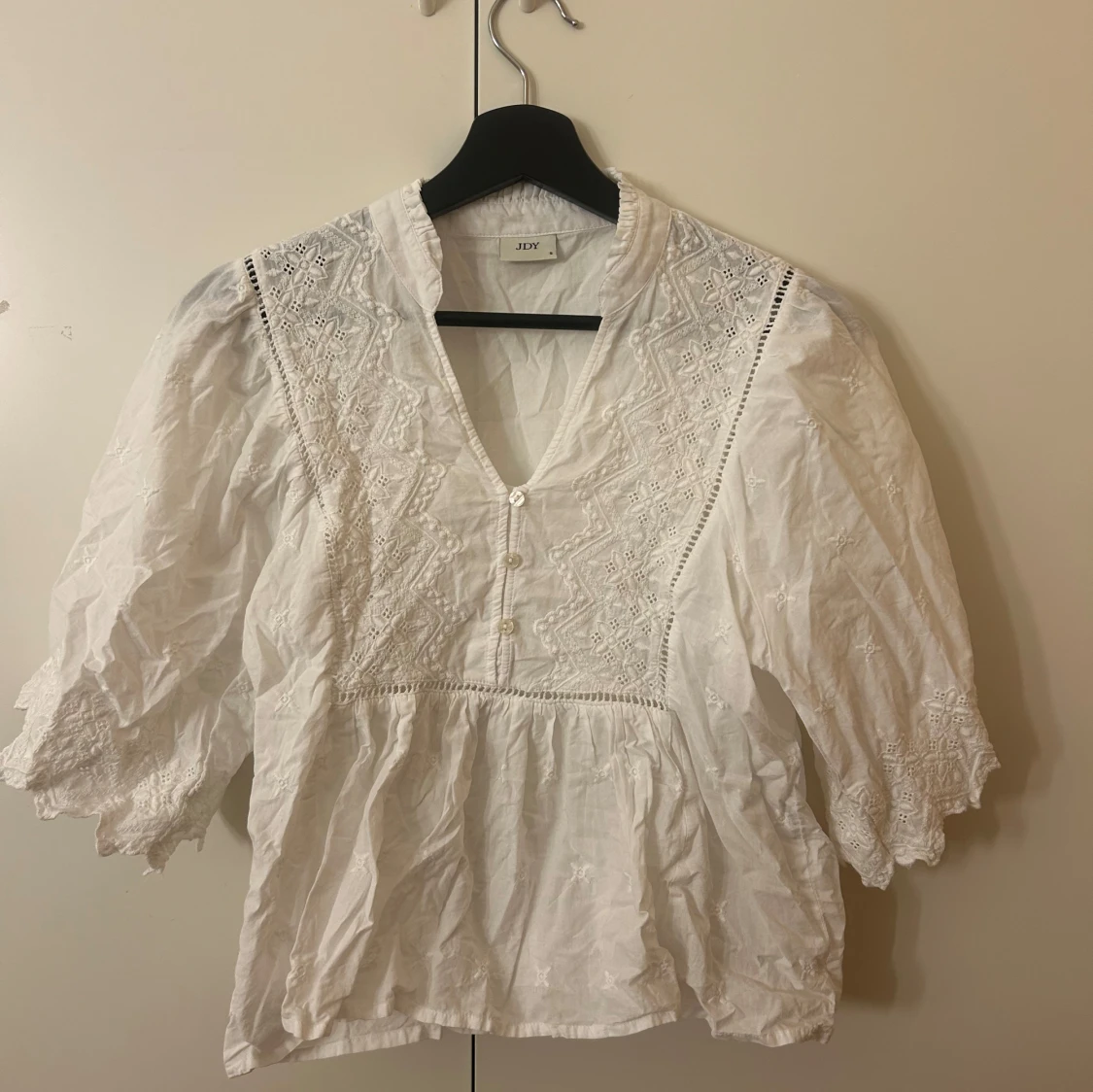 Vit broderad blus från JDY