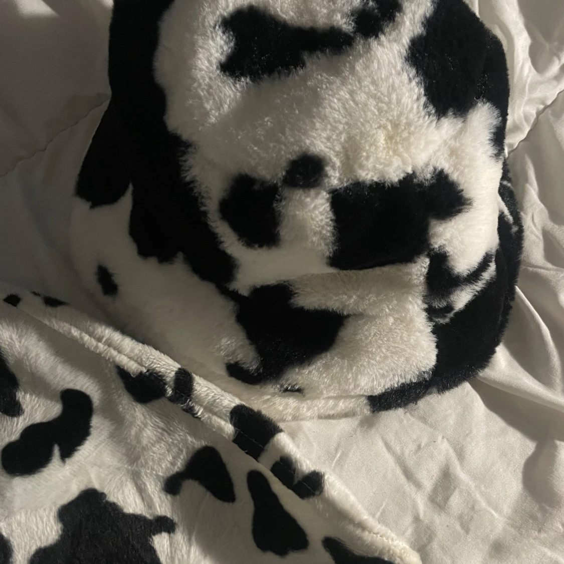 En kjol och bucket hat med koskinnsmönster - 1