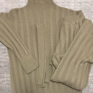 Stickat beige sett - dzianinowy komplet🧶 - ✨Säljer denna fina mysiga set i beige, med matchande bälte✨ Färg🎨 : Beige Storlek📏: One size  Skick♻️: Som nya (endast använda få gånger) Pris💲: 250kr