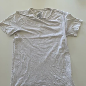 Vit slim fit t-shirt från Polo Ralph Lauren - Vit t-shirt från Polo Ralph Lauren i slim fit-modell. Tillverkad i 100% bomull med klassisk rund hals och korta ärmar. Enkel och stilren design som passar perfekt till jeans eller shorts.