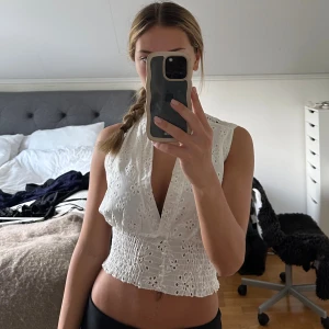 Vit broderad topp - Superfin vit blus ifrån butik på Smögen! Aldrig använd, nytt skick 