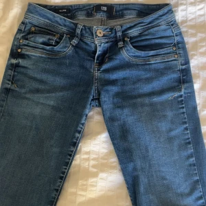 Blå jeans - Jeans från LTB i modellen valerie i W26 och L32, jättefint skick!!☺️☺️