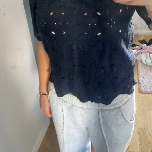 Blå blus  - En marinblå blus med hål. Använd fåtalgånger 