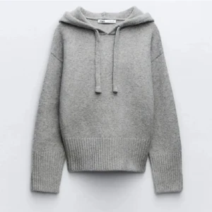 Zara stickad hoodie med luva - Säljer denna jätte fina stickade hoodie från zara som är slutsåld, knappt använd❣️