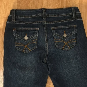 Mörkblå låga bootcut jeans - Dessa jeansen har snygga sömmar och fickor. De är lågmidjade och bootcut. De har riktigt nice wash och de är tråkigt att jag inte får på mig dom längre.