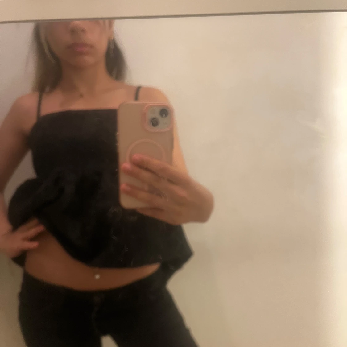 Svart volangig linnetopp med smala axelband - 1