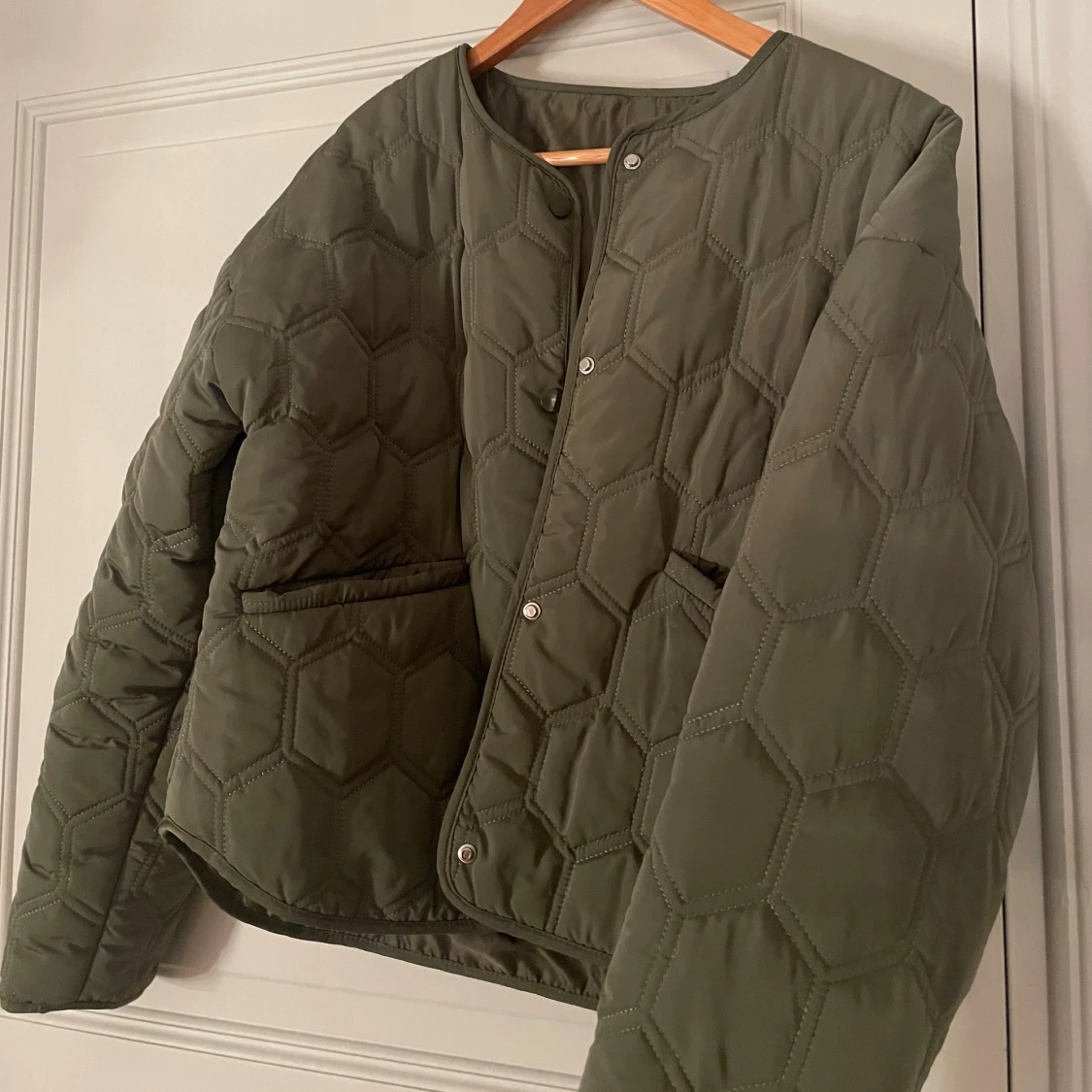 Olivgrön quiltad pufferjacka - 3