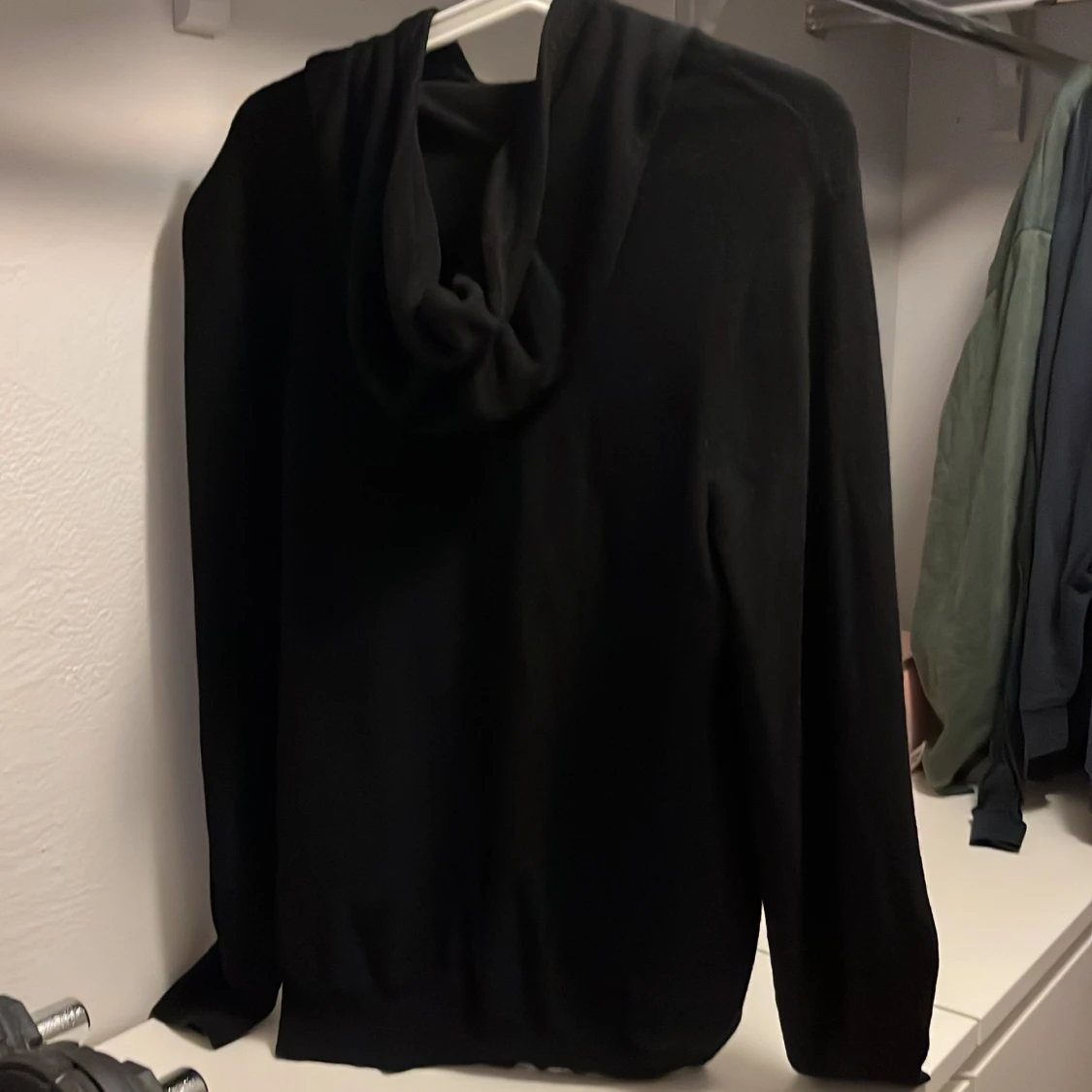 Svart stickad hoodie  - 1