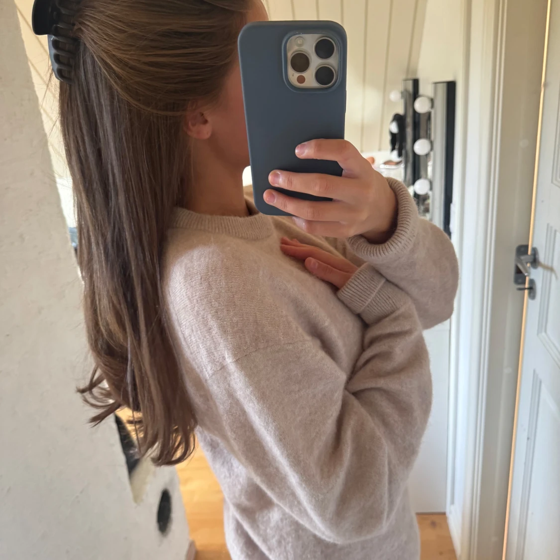 Beige kashmirtröja från & Other Stories - 1