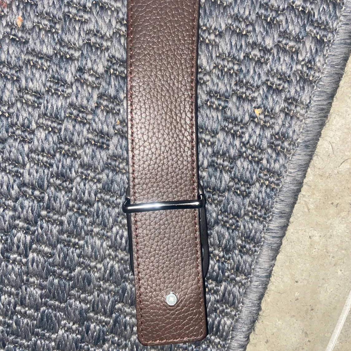 Svart och brunt skärp i skinn,Dio r - 3