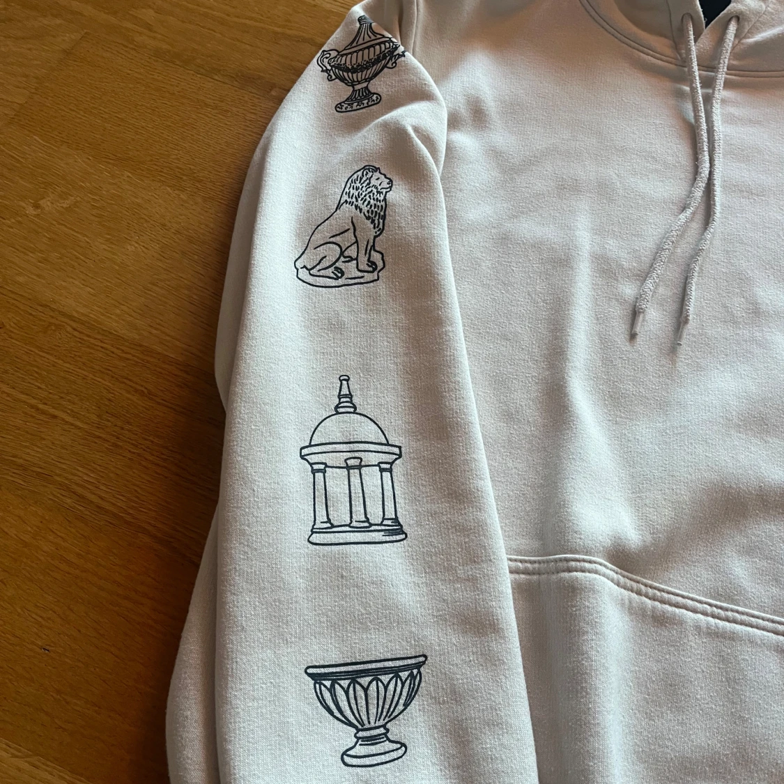 Vit hoodie med tryck  - 4